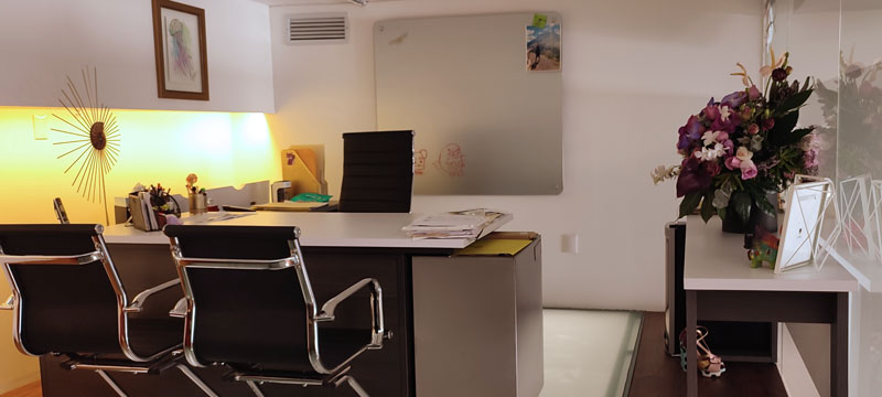 salas de reuniones equipadas, áreas de descanso y servicios de apoyo administrativo.